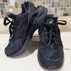 Nike Black Huaraches